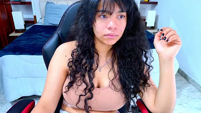 laureentt  online show from October 21, 2025, 3:06 am