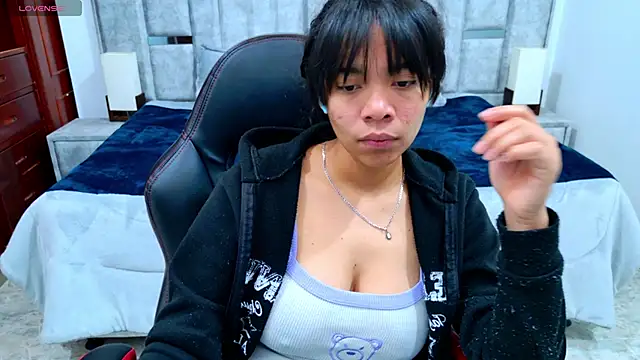 laureentt  online show from February 3, 2026, 3:15 am