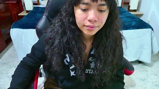 laureentt  online show from October 30, 2025, 3:05 am