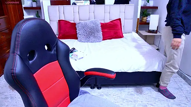 laureentt  online show from September 12, 2025, 3:06 am