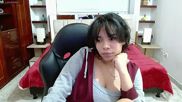 laureentt  online show from March 17, 2025, 9:22 am