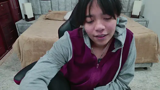 laureentt  online show from April 11, 2026, 7:45 am