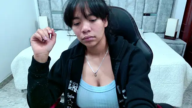 laureentt  online show from March 7, 2026, 3:13 am