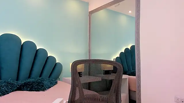 sharlott18 online show from January 5, 2026, 5:27 pm