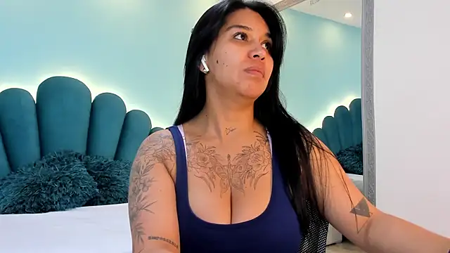 Snapshot of sharlott18 chatting on February 4, 2026, 12:33 pm sharlott18 online show from February 4, 2026, 12:33 pm