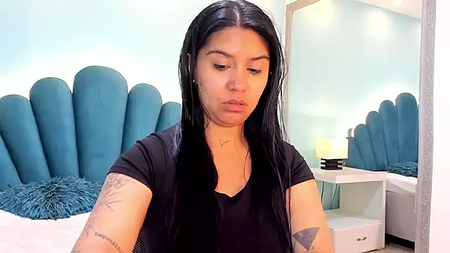 sharlott18 online show from November 6, 2025, 1:48 pm