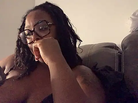 Snapshot of SweetHoneyBunz chatting on July 15, 2026, 3:13 am SweetHoneyBunz online show from July 15, 2026, 3:13 am