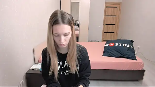 Snapshot of OliviaLukas chatting on December 18, 2024, 5:42 pm OliviaLukas online show from December 18, 2024, 5:42 pm