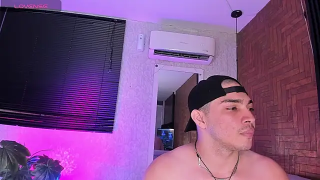Snapshot of JUANDIAMONDS98 chatting on May 4, 2026, 1:14 pm JUANDIAMONDS98 online show from May 4, 2026, 1:14 pm