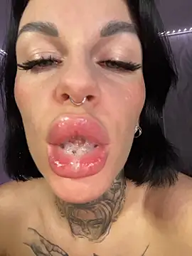 Snapshot of angel_devil_forever chatting on March 31, 2026, 10:45 pm angel devil forever online show from March 31, 2026, 10:45 pm