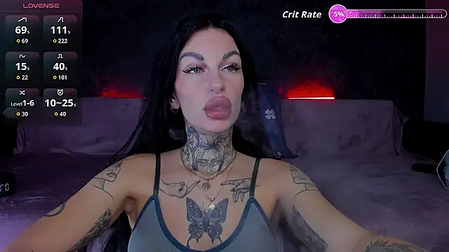 Snapshot of angel_devil_forever chatting on December 3, 2025, 4:02 am angel devil forever online show from December 3, 2025, 4:02 am