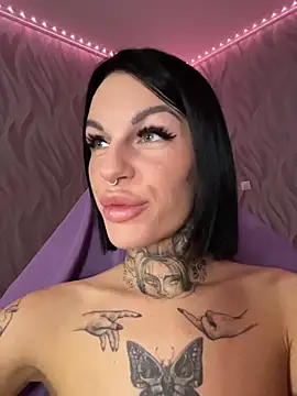 Snapshot of angel_devil_forever chatting on April 1, 2026, 9:56 pm angel devil forever online show from April 1, 2026, 9:56 pm