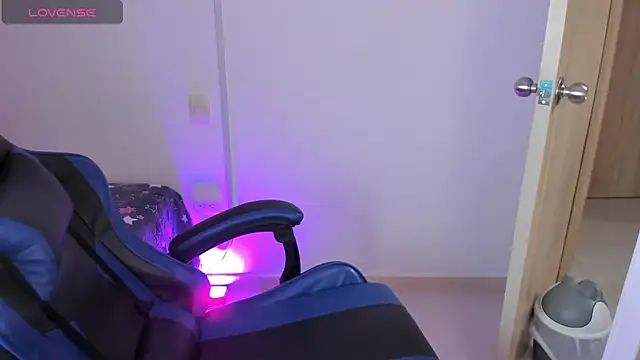 roseliam25 online show from October 22, 2025, 7:35 pm