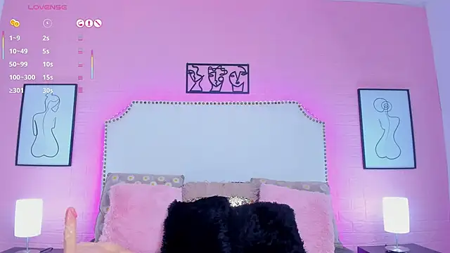 charlotte kisss online show from October 1, 2025, 7:51 pm