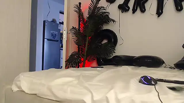 Snapshot of CurvyGlass chatting on October 16, 2025, 2:36 pm CurvyGlass online show from October 16, 2025, 2:36 pm