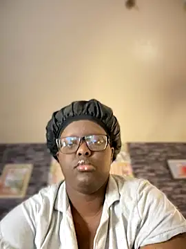 Snapshot of Yagurl__west chatting on November 21, 2025, 1:04 am Yagurl west online show from November 21, 2025, 1:04 am