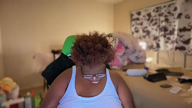 Snapshot of Yagurl__west chatting on February 3, 2026, 4:54 am Yagurl west online show from February 3, 2026, 4:54 am