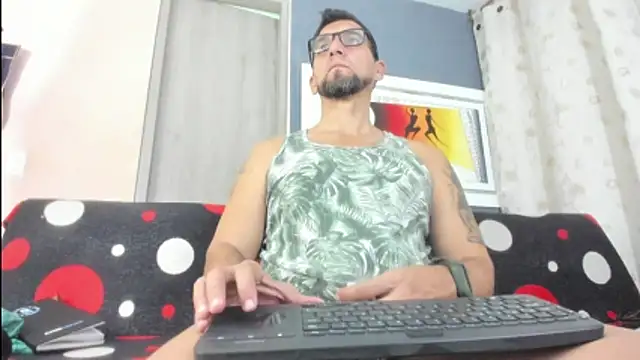 JULESLAKES online show from May 15, 2026, 1:42 pm
