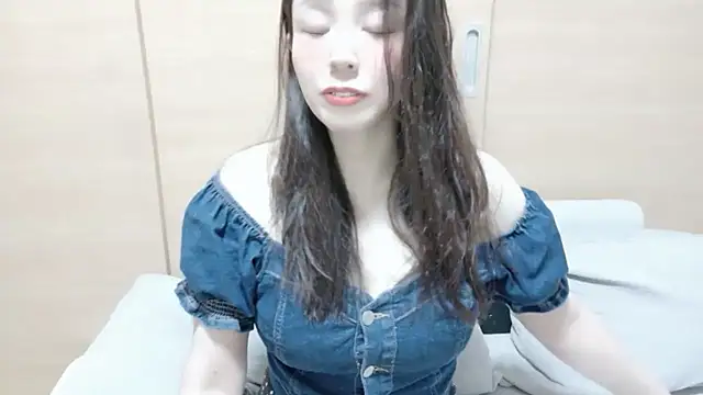 Snapshot of Arisa__ chatting on July 6, 2026, 11:28 am Arisa online show from July 6, 2026, 11:28 am