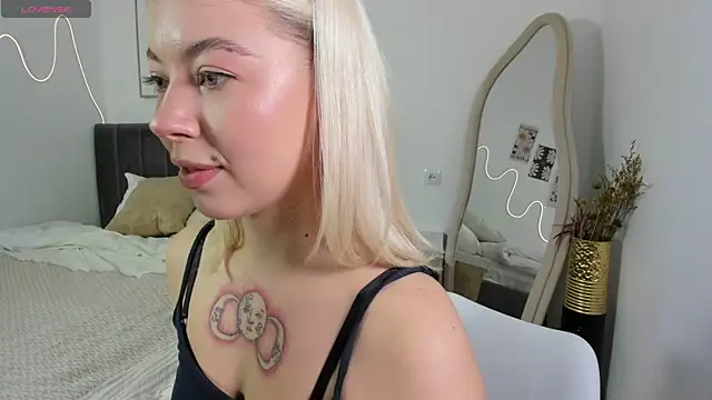 Snapshot of SimonaGerry chatting on October 15, 2025, 4:44 am SimonaGerry online show from October 15, 2025, 4:44 am