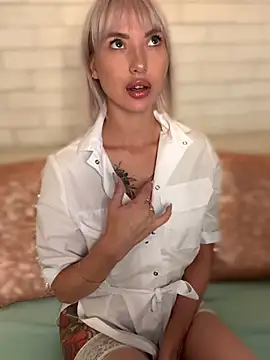 Snapshot of MiaMinx chatting on October 15, 2025, 11:57 pm MiaMinx online show from October 15, 2025, 11:57 pm