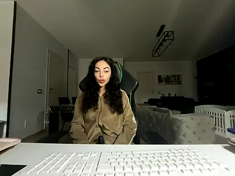 Snapshot of Chloe_Ricci chatting on December 5, 2025, 7:51 am Chloe Ricci online show from December 5, 2025, 7:51 am