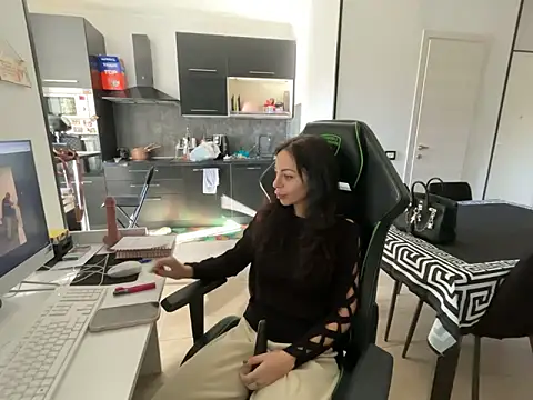 Snapshot of Chloe_Ricci chatting on November 11, 2025, 9:48 am Chloe Ricci online show from November 11, 2025, 9:48 am