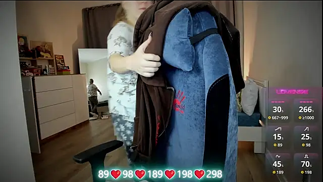 Olivia Munk online show from December 16, 2025, 3:44 am