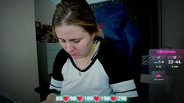 Olivia Munk online show from October 31, 2025, 3:58 am