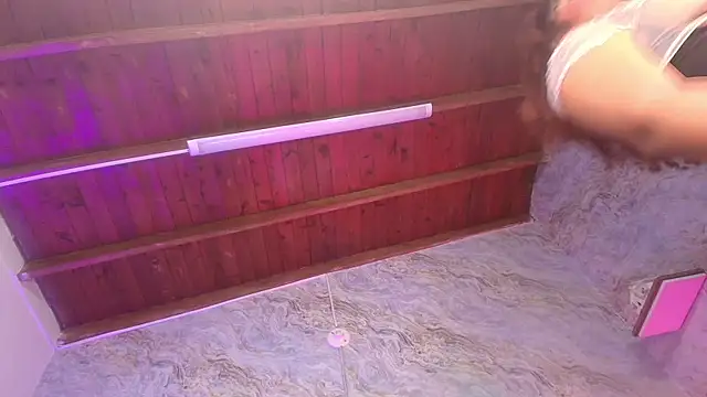 jones maddy  online show from October 30, 2025, 12:03 pm