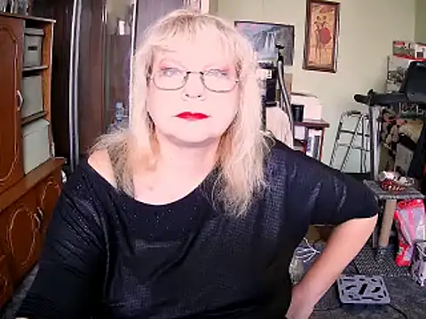 Snapshot of LOLA8888 chatting on September 28, 2025, 10:33 am LOLA8888 online show from September 28, 2025, 10:33 am