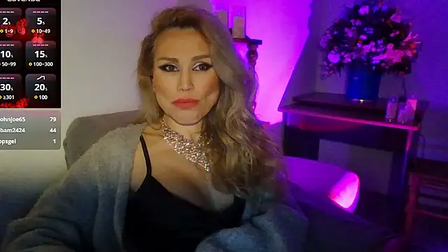 Snapshot of Radmila_Queen_ chatting on December 4, 2024, 5:38 pm Radmila Queen online show from December 4, 2024, 5:38 pm
