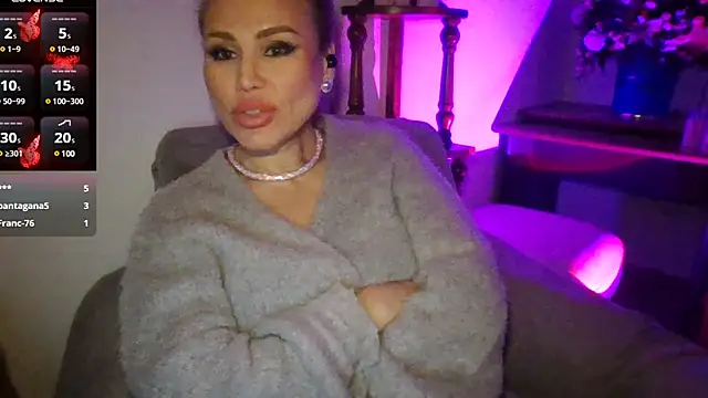 Snapshot of Radmila_Queen_ chatting on December 10, 2024, 7:11 pm Radmila Queen online show from December 10, 2024, 7:11 pm