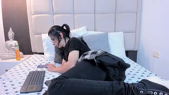 Hecatee 77 online show from March 8, 2025, 7:53 pm