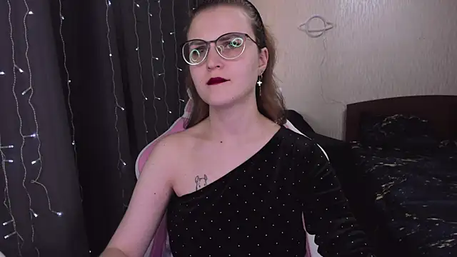 Snapshot of MissBrightShine chatting on February 26, 2025, 1:00 pm MissBrightShine online show from February 26, 2025, 1:00 pm