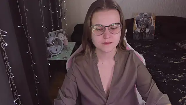 Snapshot of MissBrightShine chatting on October 21, 2025, 10:58 am MissBrightShine online show from October 21, 2025, 10:58 am