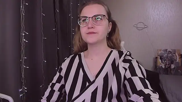 Snapshot of MissBrightShine chatting on November 4, 2025, 10:41 am MissBrightShine online show from November 4, 2025, 10:41 am