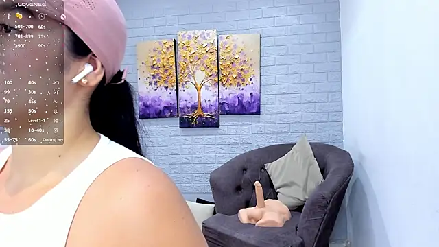 Paula Desousa online show from April 28, 2026, 8:02 pm