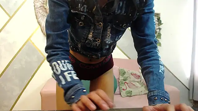 RoxanaCyrano  online show from October 18, 2025, 7:49 pm