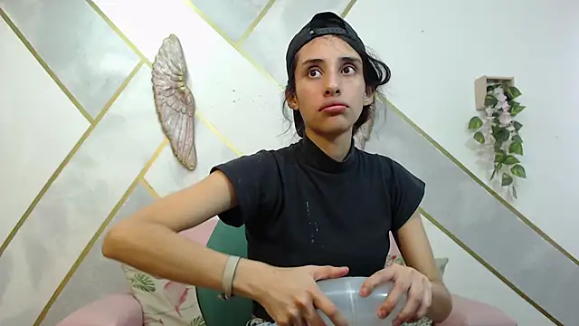 RoxanaCyrano  online show from December 4, 2025, 7:13 pm