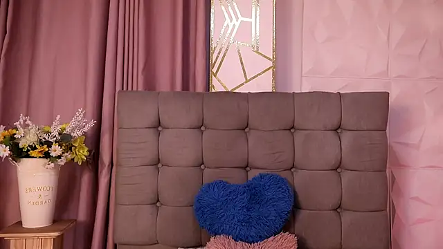 Snapshot of alix_bay chatting on April 3, 2026, 3:35 am alix bay online show from April 3, 2026, 3:35 am