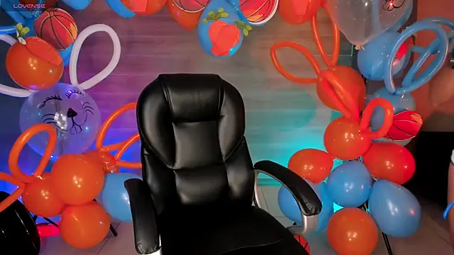 Snapshot of LizzHamilton__ chatting on October 31, 2025, 8:49 pm LizzHamilton online show from October 31, 2025, 8:49 pm