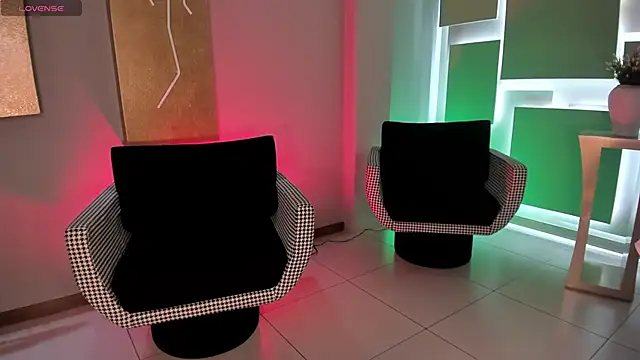 LizzHamilton   online show from October 11, 2025, 8:10 pm