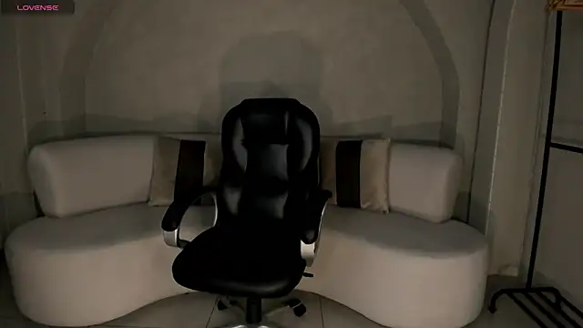 Snapshot of LizzHamilton__ chatting on November 10, 2025, 9:09 pm LizzHamilton online show from November 10, 2025, 9:09 pm