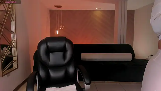 Snapshot of LizzHamilton__ chatting on November 20, 2025, 9:25 pm LizzHamilton online show from November 20, 2025, 9:25 pm