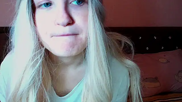 Snapshot of Sara4uu chatting on October 3, 2025, 10:33 pm Sara4uu online show from October 3, 2025, 10:33 pm