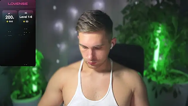 Snapshot of Sweeet__boy chatting on March 5, 2025, 6:56 pm Sweeet boy online show from March 5, 2025, 6:56 pm