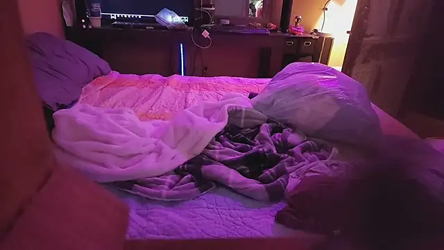 leahcimnikral online show from April 22, 2026, 1:23 am