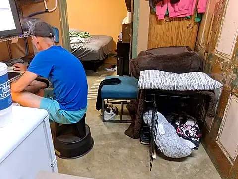 leahcimnikral online show from September 21, 2025, 8:36 pm