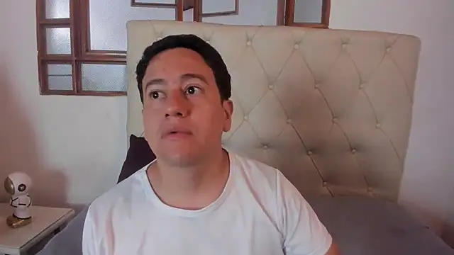 Snapshot of oliver_price1 chatting on April 22, 2026, 1:40 pm oliver price1 online show from April 22, 2026, 1:40 pm